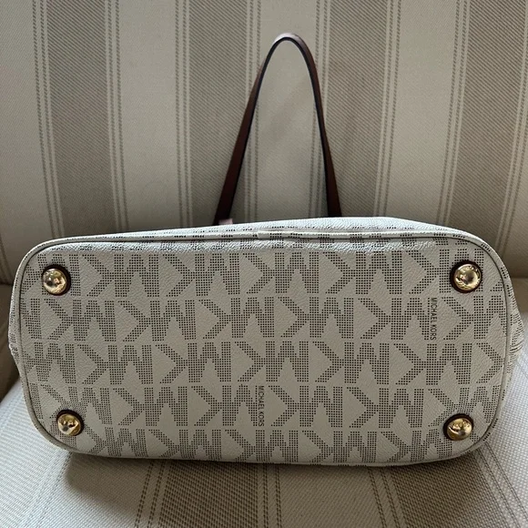 Michael Kors Large Snap Pocket Tote - Picture 2 of 6